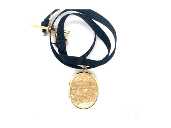 Pre-owned 9ct hand engraved oval locket